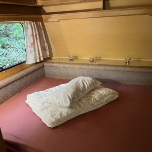 Gemütliches Bett Blickrichtung Wand