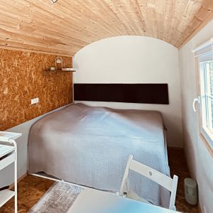 Bauwagen "Birkenkäfer" gemütliches Bett und Lounge