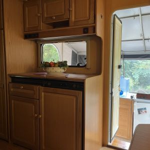 Küchenzeile innen mit Blick ins Vorzelt