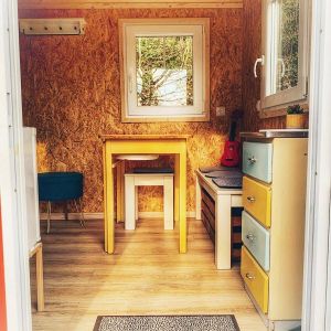 Bauwagen "Rotkehlchen" Blick von der Tür nach innen