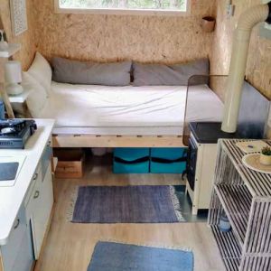 Bauwagen "Rotkehlchen" Innenraum mit Blick auf das gemütliche Bett